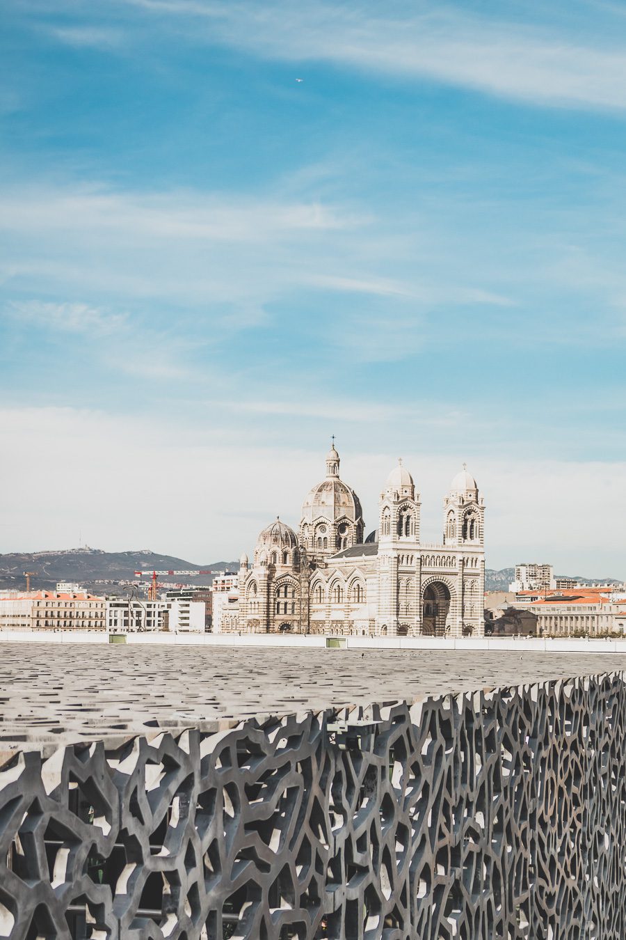 Voici un guide pour passer un week end à Marseille. Marseille est la destination idéale, offrant des paysages époustouflants, une cuisine délicieuse... Qu'il s'agisse d'explorer la riche culture de la ville, de se détendre sur ses plages immaculées ou de goûter à certains de ses plats de renommée mondiale, il y en a pour tous les goûts dans cette ville portuaire animée. Alors faites vos valises et préparez-vous pour un week end à Marseille que vous n'oublierez pas de sitôt.