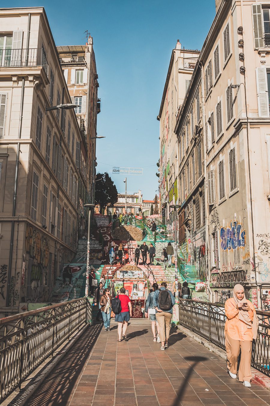 Voici un guide pour passer un week end à Marseille. Marseille est la destination idéale, offrant des paysages époustouflants, une cuisine délicieuse... Qu'il s'agisse d'explorer la riche culture de la ville, de se détendre sur ses plages immaculées ou de goûter à certains de ses plats de renommée mondiale, il y en a pour tous les goûts dans cette ville portuaire animée. Alors faites vos valises et préparez-vous pour un week end à Marseille que vous n'oublierez pas de sitôt.