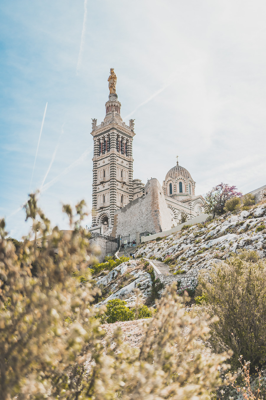 Voici un guide pour passer un week end à Marseille. Marseille est la destination idéale, offrant des paysages époustouflants, une cuisine délicieuse... Qu'il s'agisse d'explorer la riche culture de la ville, de se détendre sur ses plages immaculées ou de goûter à certains de ses plats de renommée mondiale, il y en a pour tous les goûts dans cette ville portuaire animée. Alors faites vos valises et préparez-vous pour un week end à Marseille que vous n'oublierez pas de sitôt.