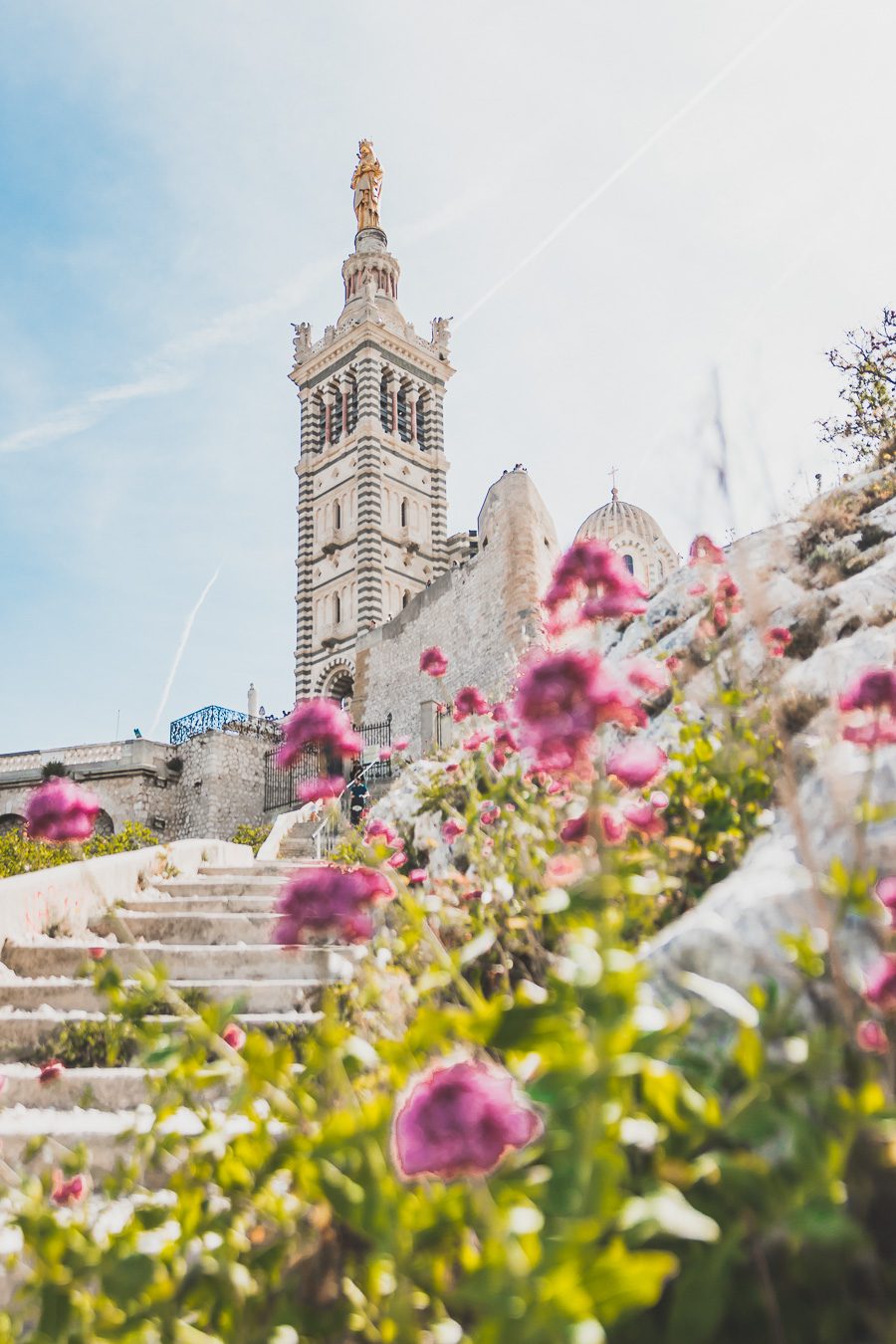 Voici un guide pour passer un week end à Marseille. Marseille est la destination idéale, offrant des paysages époustouflants, une cuisine délicieuse... Qu'il s'agisse d'explorer la riche culture de la ville, de se détendre sur ses plages immaculées ou de goûter à certains de ses plats de renommée mondiale, il y en a pour tous les goûts dans cette ville portuaire animée. Alors faites vos valises et préparez-vous pour un week end à Marseille que vous n'oublierez pas de sitôt.