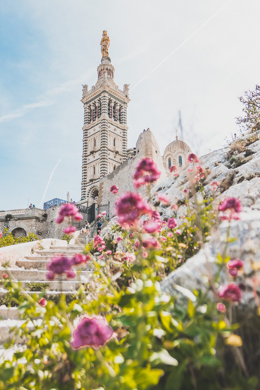 Voici un guide pour passer un week end à Marseille. Marseille est la destination idéale, offrant des paysages époustouflants, une cuisine délicieuse... Qu'il s'agisse d'explorer la riche culture de la ville, de se détendre sur ses plages immaculées ou de goûter à certains de ses plats de renommée mondiale, il y en a pour tous les goûts dans cette ville portuaire animée. Alors faites vos valises et préparez-vous pour un week end à Marseille que vous n'oublierez pas de sitôt.