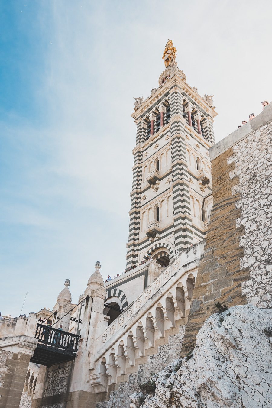 Voici un guide pour passer un week end à Marseille. Marseille est la destination idéale, offrant des paysages époustouflants, une cuisine délicieuse... Qu'il s'agisse d'explorer la riche culture de la ville, de se détendre sur ses plages immaculées ou de goûter à certains de ses plats de renommée mondiale, il y en a pour tous les goûts dans cette ville portuaire animée. Alors faites vos valises et préparez-vous pour un week end à Marseille que vous n'oublierez pas de sitôt.