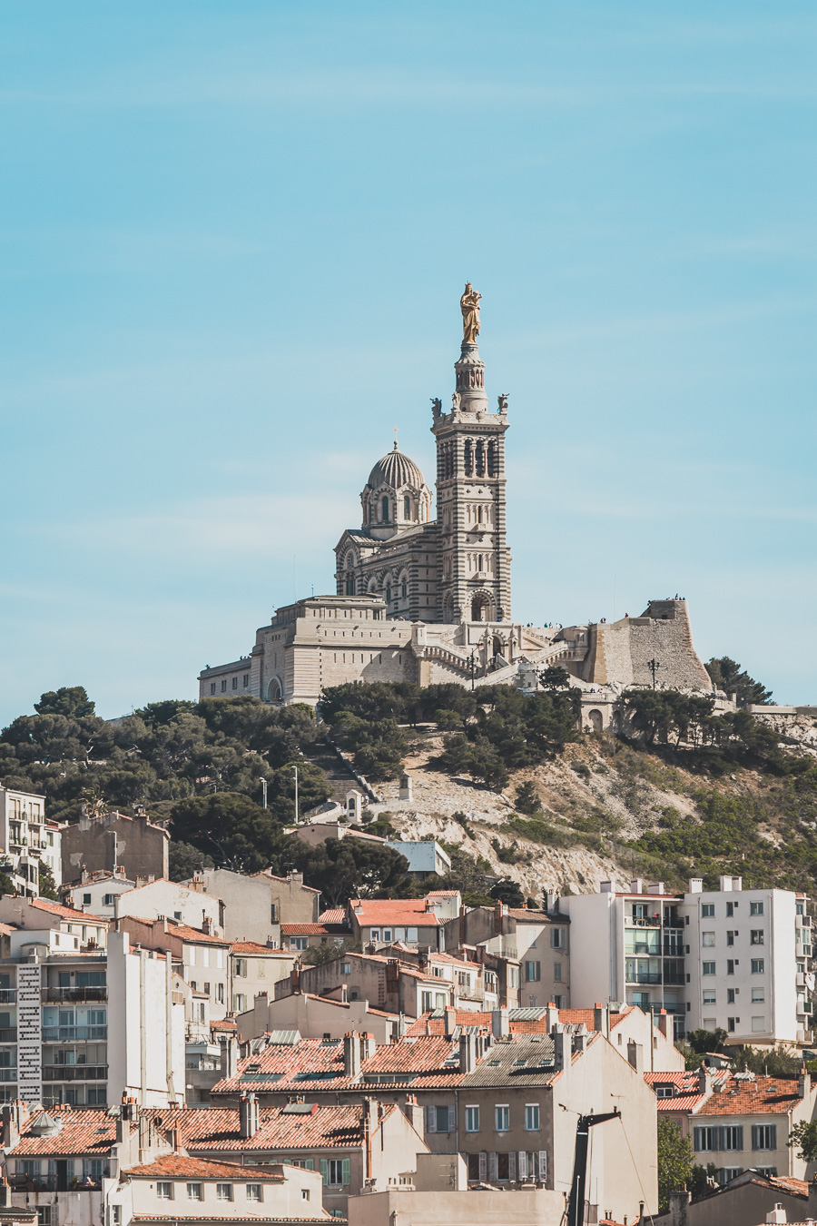 Voici un guide pour passer un week end à Marseille. Marseille est la destination idéale, offrant des paysages époustouflants, une cuisine délicieuse... Qu'il s'agisse d'explorer la riche culture de la ville, de se détendre sur ses plages immaculées ou de goûter à certains de ses plats de renommée mondiale, il y en a pour tous les goûts dans cette ville portuaire animée. Alors faites vos valises et préparez-vous pour un week end à Marseille que vous n'oublierez pas de sitôt.