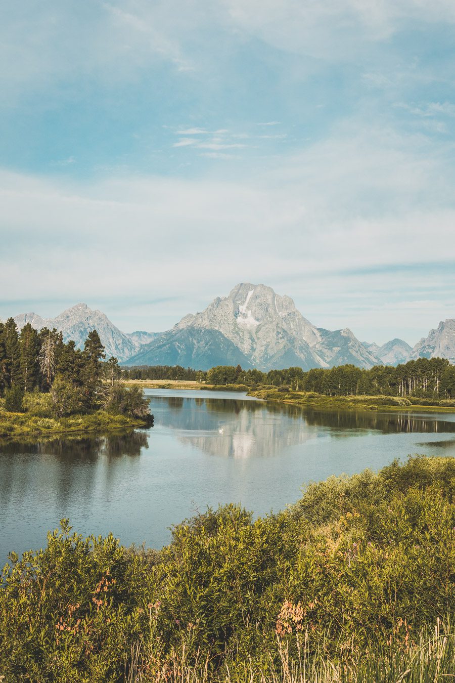 Pensez à la location d'un van aux USA. Vous pourrez ainsi explorer les États-Unis dans votre maison loin de chez vous, lors d'un road trip dans l'ouest américain. Vous découvrirez ainsi Yellowstone, Grand Teton, Las Vegas, Palm Springs et bien d'autres endroits uniques... Que vous recherchiez une escapade romantique ou une aventure passionnante en famille, la location de van aux États-Unis peut vous aider à faire de votre voyage un moment inoubliable. Voyage en van / Road trip ouest américain 