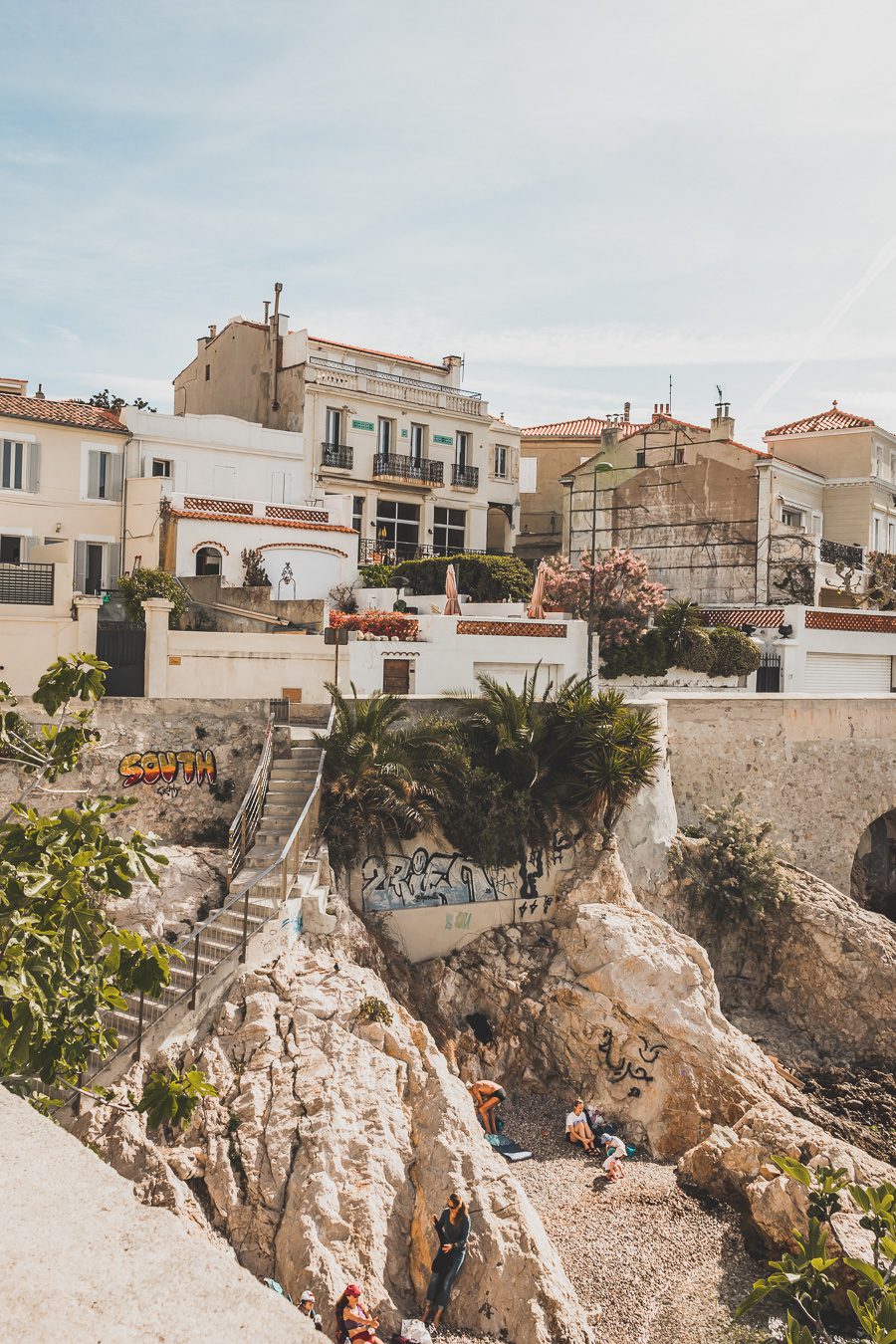 Voici un guide pour passer un week end à Marseille. Marseille est la destination idéale, offrant des paysages époustouflants, une cuisine délicieuse... Qu'il s'agisse d'explorer la riche culture de la ville, de se détendre sur ses plages immaculées ou de goûter à certains de ses plats de renommée mondiale, il y en a pour tous les goûts dans cette ville portuaire animée. Alors faites vos valises et préparez-vous pour un week end à Marseille que vous n'oublierez pas de sitôt.