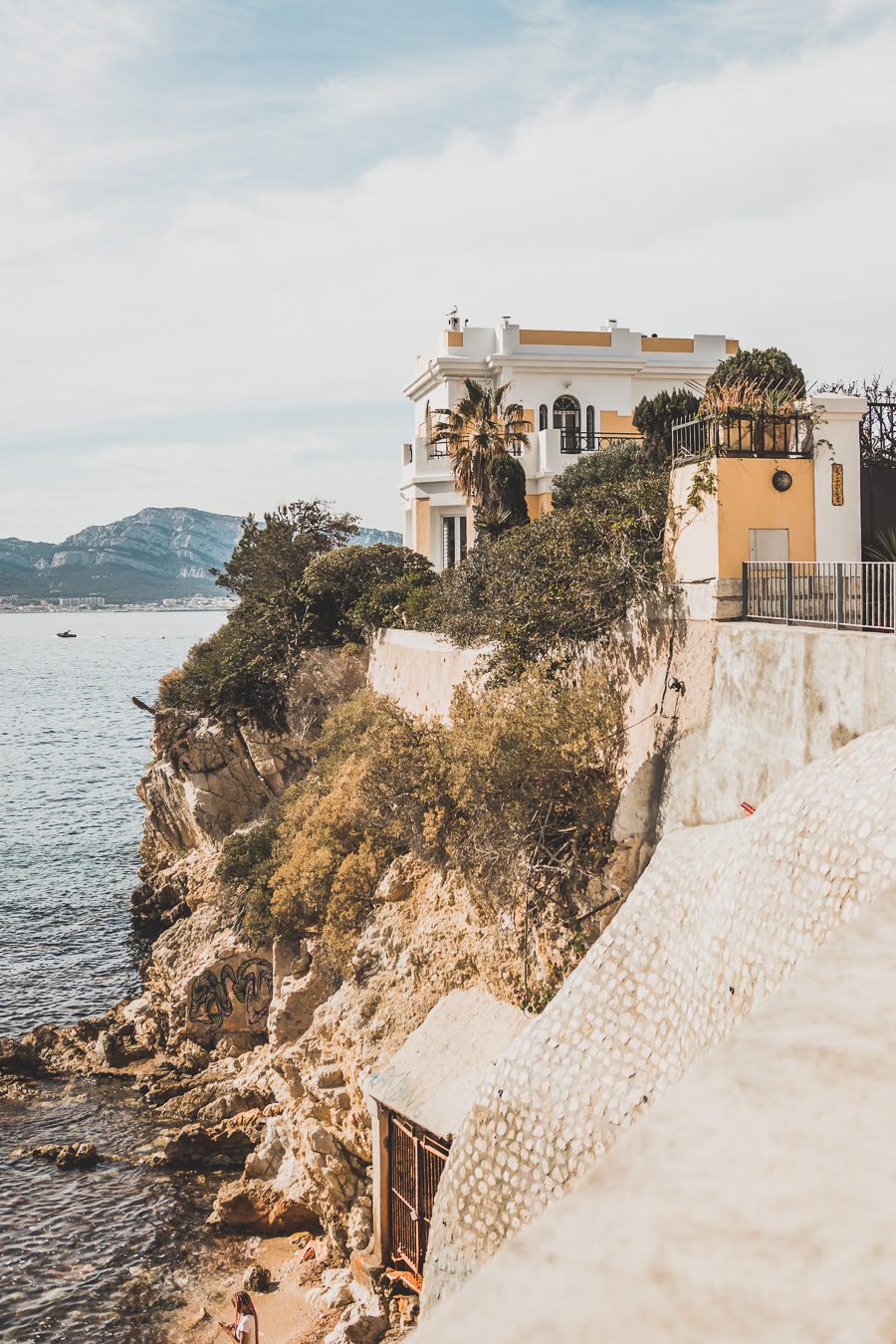 Voici un guide pour passer un week end à Marseille. Marseille est la destination idéale, offrant des paysages époustouflants, une cuisine délicieuse... Qu'il s'agisse d'explorer la riche culture de la ville, de se détendre sur ses plages immaculées ou de goûter à certains de ses plats de renommée mondiale, il y en a pour tous les goûts dans cette ville portuaire animée. Alors faites vos valises et préparez-vous pour un week end à Marseille que vous n'oublierez pas de sitôt.