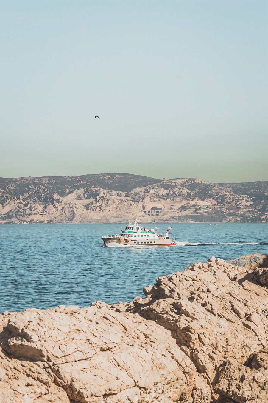 Voici un guide pour passer un week end à Marseille. Marseille est la destination idéale, offrant des paysages époustouflants, une cuisine délicieuse... Qu'il s'agisse d'explorer la riche culture de la ville, de se détendre sur ses plages immaculées ou de goûter à certains de ses plats de renommée mondiale, il y en a pour tous les goûts dans cette ville portuaire animée. Alors faites vos valises et préparez-vous pour un week end à Marseille que vous n'oublierez pas de sitôt.