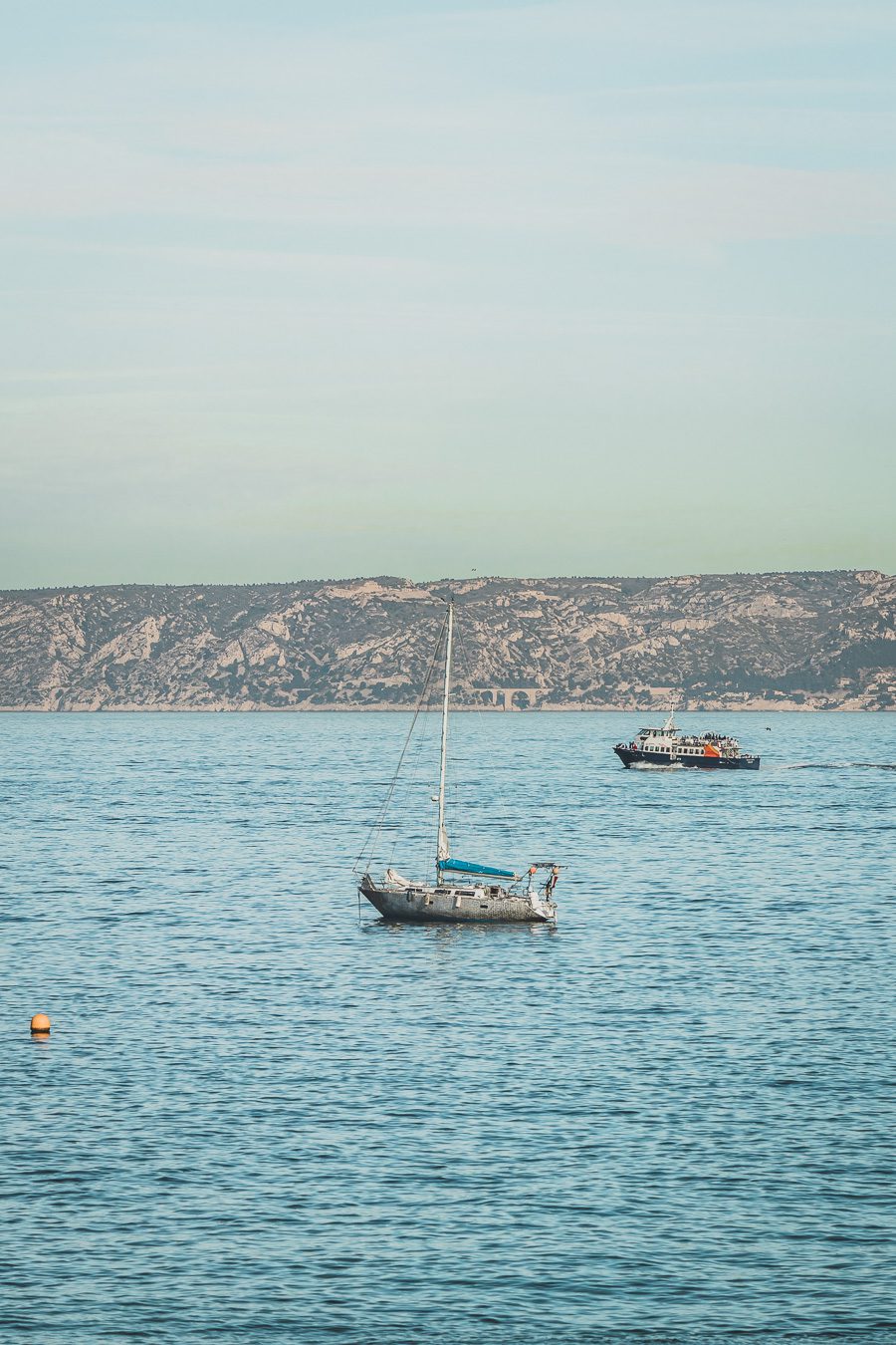 Voici un guide pour passer un week end à Marseille. Marseille est la destination idéale, offrant des paysages époustouflants, une cuisine délicieuse... Qu'il s'agisse d'explorer la riche culture de la ville, de se détendre sur ses plages immaculées ou de goûter à certains de ses plats de renommée mondiale, il y en a pour tous les goûts dans cette ville portuaire animée. Alors faites vos valises et préparez-vous pour un week end à Marseille que vous n'oublierez pas de sitôt.