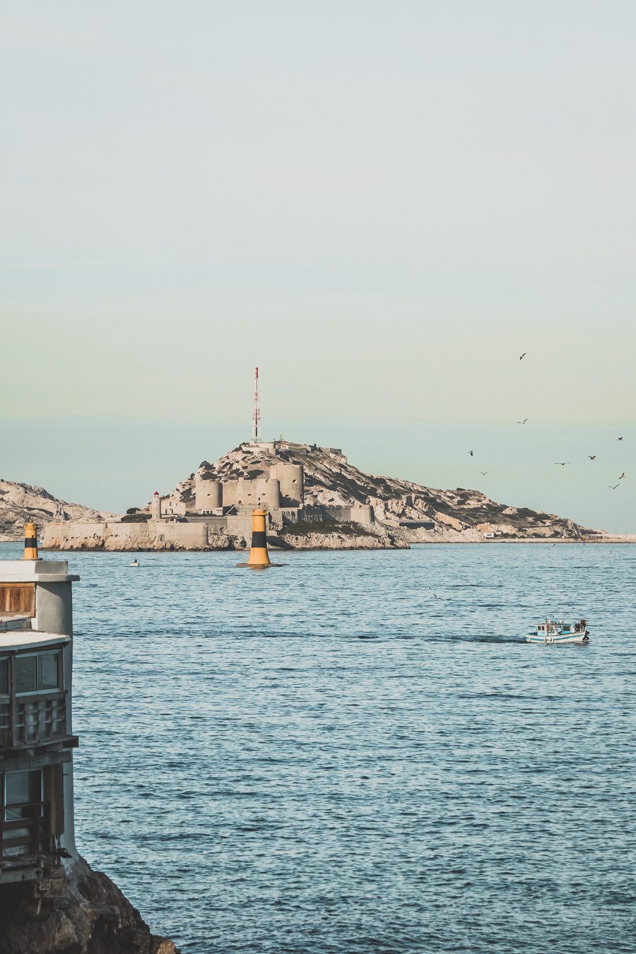 Voici un guide pour passer un week end à Marseille. Marseille est la destination idéale, offrant des paysages époustouflants, une cuisine délicieuse... Qu'il s'agisse d'explorer la riche culture de la ville, de se détendre sur ses plages immaculées ou de goûter à certains de ses plats de renommée mondiale, il y en a pour tous les goûts dans cette ville portuaire animée. Alors faites vos valises et préparez-vous pour un week end à Marseille que vous n'oublierez pas de sitôt.