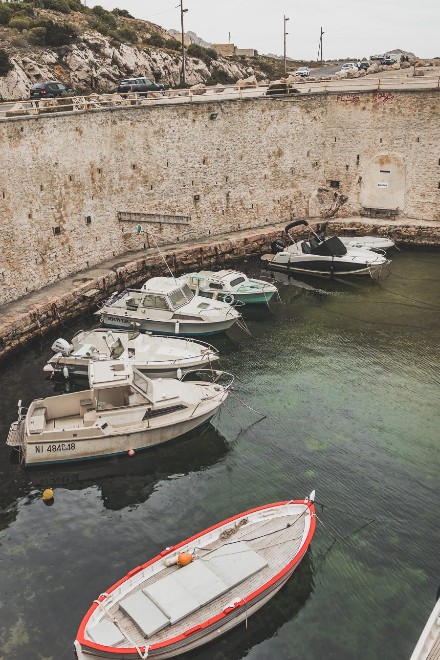 Voici un guide pour passer un week end à Marseille. Marseille est la destination idéale, offrant des paysages époustouflants, une cuisine délicieuse... Qu'il s'agisse d'explorer la riche culture de la ville, de se détendre sur ses plages immaculées ou de goûter à certains de ses plats de renommée mondiale, il y en a pour tous les goûts dans cette ville portuaire animée. Alors faites vos valises et préparez-vous pour un week end à Marseille que vous n'oublierez pas de sitôt.