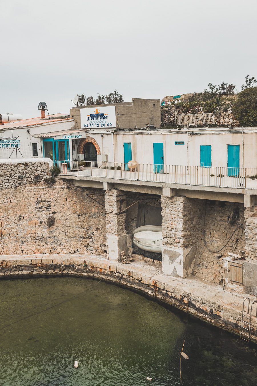 Voici un guide pour passer un week end à Marseille. Marseille est la destination idéale, offrant des paysages époustouflants, une cuisine délicieuse... Qu'il s'agisse d'explorer la riche culture de la ville, de se détendre sur ses plages immaculées ou de goûter à certains de ses plats de renommée mondiale, il y en a pour tous les goûts dans cette ville portuaire animée. Alors faites vos valises et préparez-vous pour un week end à Marseille que vous n'oublierez pas de sitôt.