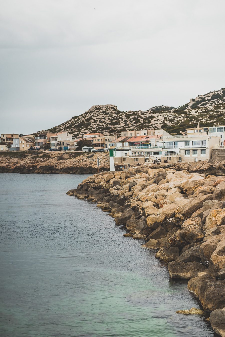 Voici un guide pour passer un week end à Marseille. Marseille est la destination idéale, offrant des paysages époustouflants, une cuisine délicieuse... Qu'il s'agisse d'explorer la riche culture de la ville, de se détendre sur ses plages immaculées ou de goûter à certains de ses plats de renommée mondiale, il y en a pour tous les goûts dans cette ville portuaire animée. Alors faites vos valises et préparez-vous pour un week end à Marseille que vous n'oublierez pas de sitôt.