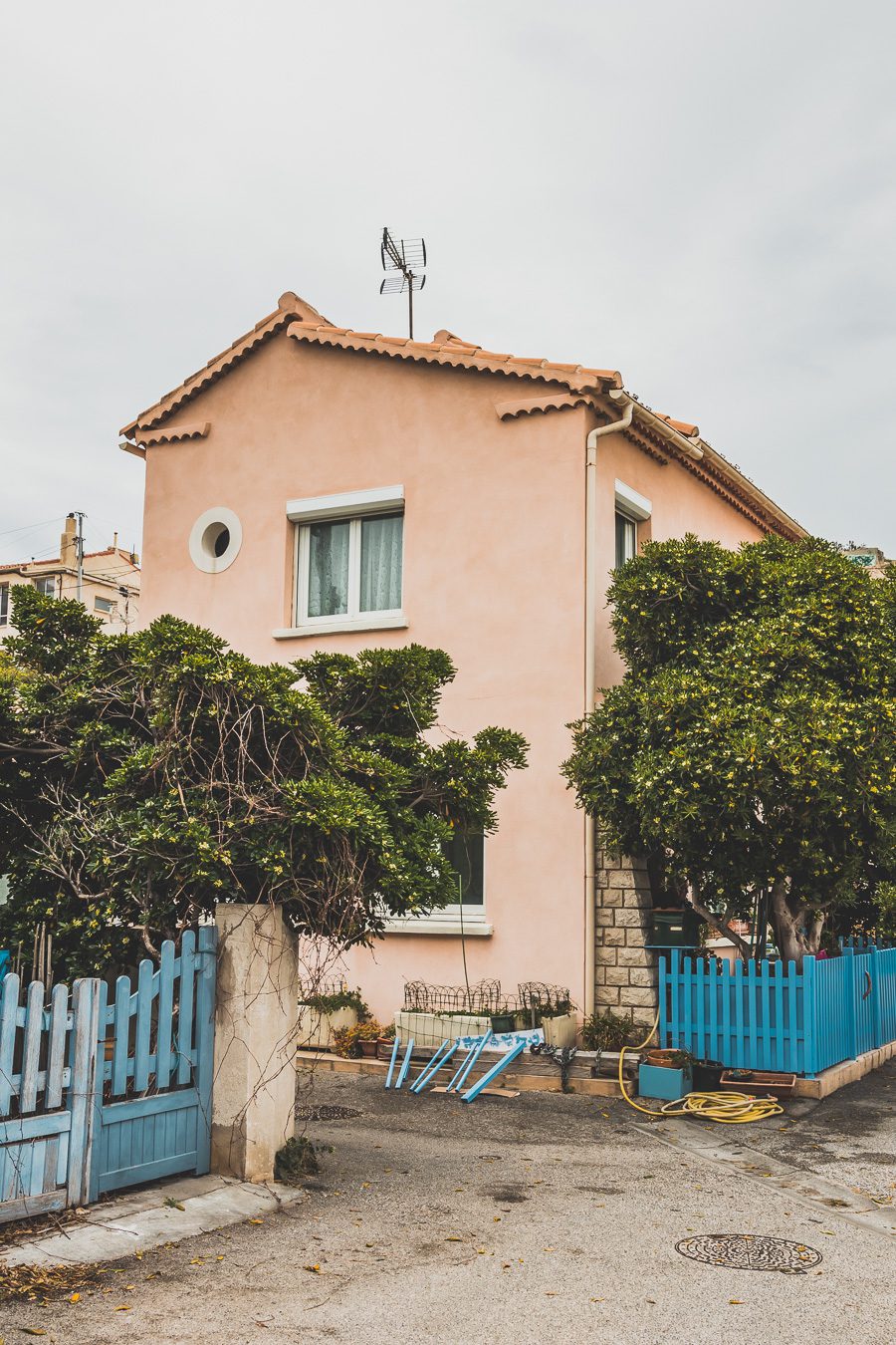 Voici un guide pour passer un week end à Marseille. Marseille est la destination idéale, offrant des paysages époustouflants, une cuisine délicieuse... Qu'il s'agisse d'explorer la riche culture de la ville, de se détendre sur ses plages immaculées ou de goûter à certains de ses plats de renommée mondiale, il y en a pour tous les goûts dans cette ville portuaire animée. Alors faites vos valises et préparez-vous pour un week end à Marseille que vous n'oublierez pas de sitôt.