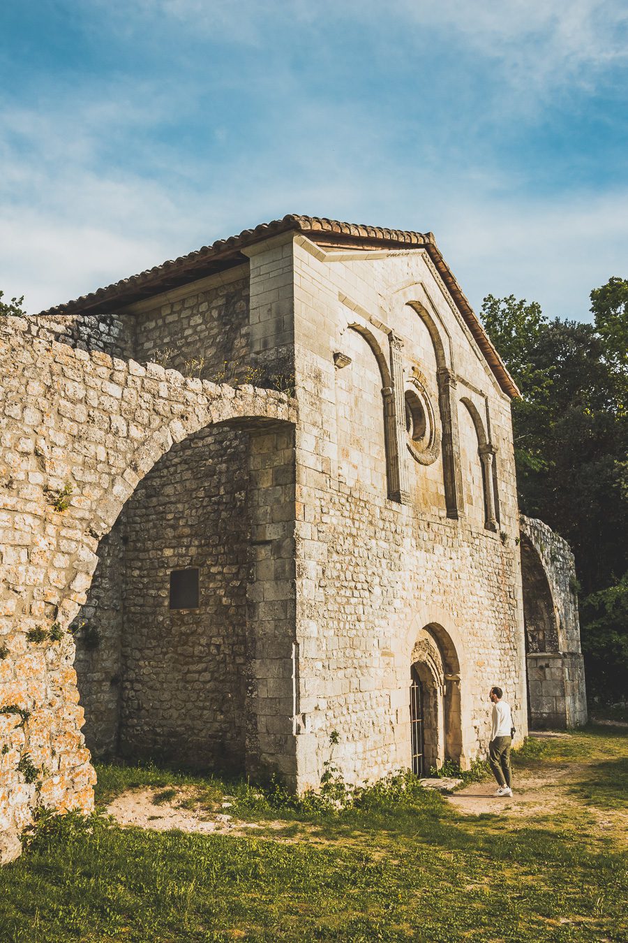 Face à la beauté spectaculaire de la campagne, la Drôme Provençale est une région dynamique du sud de la France. Des marchés animés de Nyons aux villages de montagne de Crest, Buis les Baronnies et Grignan, en passant par les élégants villages de Valréas, Suze la Rousse et Saint-Paul-Trois-Chateaux, la région regorge de trésors culturels, de charmants hameaux et vignobles luxuriants. Partez à la découverte des plus beaux endroits de la Drôme provençale lors d'un road trip en van.