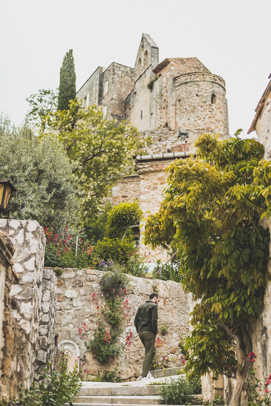 Face à la beauté spectaculaire de la campagne, la Drôme Provençale est une région dynamique du sud de la France. Des marchés animés de Nyons aux villages de montagne de Crest, Buis les Baronnies et Grignan, en passant par les élégants villages de Valréas, Suze la Rousse et Saint-Paul-Trois-Chateaux, la région regorge de trésors culturels, de charmants hameaux et vignobles luxuriants. Partez à la découverte des plus beaux endroits de la Drôme provençale lors d'un road trip en van.