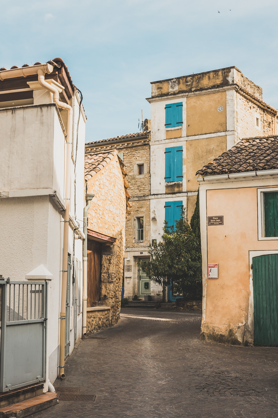 Face à la beauté spectaculaire de la campagne, la Drôme Provençale est une région dynamique du sud de la France. Des marchés animés de Nyons aux villages de montagne de Crest, Buis les Baronnies et Grignan, en passant par les élégants villages de Valréas, Suze la Rousse et Saint-Paul-Trois-Chateaux, la région regorge de trésors culturels, de charmants hameaux et vignobles luxuriants. Partez à la découverte des plus beaux endroits de la Drôme provençale lors d'un road trip en van.