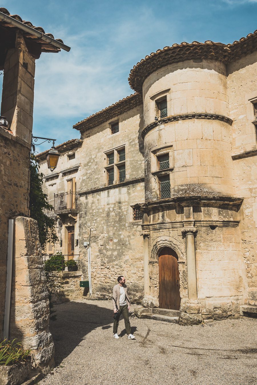 Face à la beauté spectaculaire de la campagne, la Drôme Provençale est une région dynamique du sud de la France. Des marchés animés de Nyons aux villages de montagne de Crest, Buis les Baronnies et Grignan, en passant par les élégants villages de Valréas, Suze la Rousse et Saint-Paul-Trois-Chateaux, la région regorge de trésors culturels, de charmants hameaux et vignobles luxuriants. Partez à la découverte des plus beaux endroits de la Drôme provençale lors d'un road trip en van.