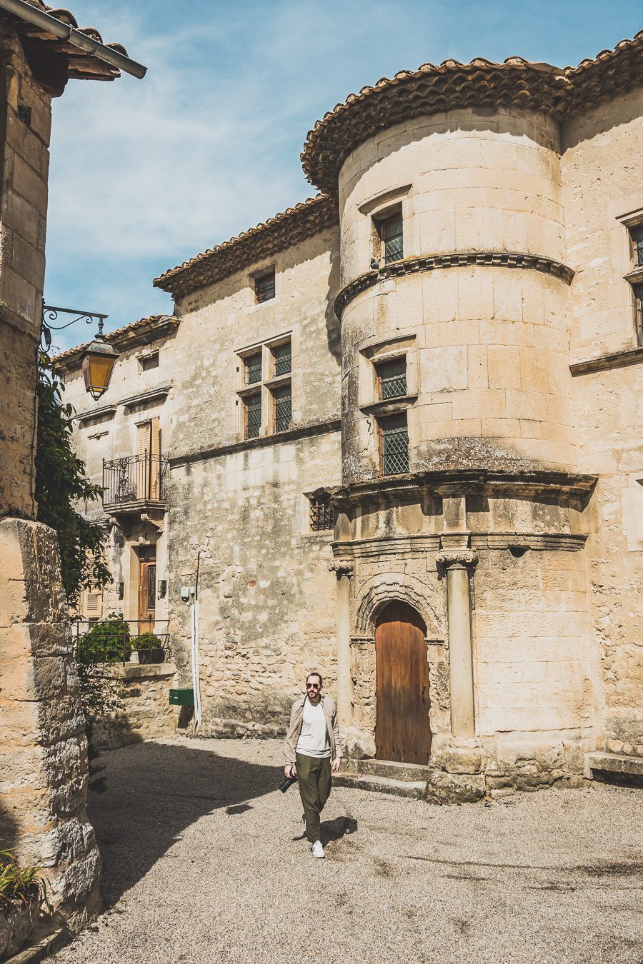 Face à la beauté spectaculaire de la campagne, la Drôme Provençale est une région dynamique du sud de la France. Des marchés animés de Nyons aux villages de montagne de Crest, Buis les Baronnies et Grignan, en passant par les élégants villages de Valréas, Suze la Rousse et Saint-Paul-Trois-Chateaux, la région regorge de trésors culturels, de charmants hameaux et vignobles luxuriants. Partez à la découverte des plus beaux endroits de la Drôme provençale lors d'un road trip en van.