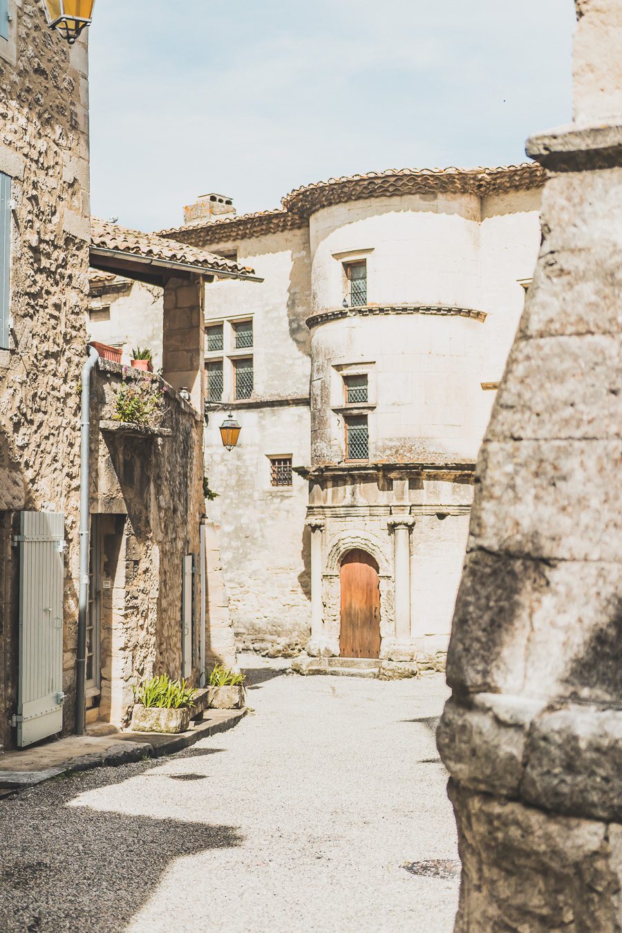 Face à la beauté spectaculaire de la campagne, la Drôme Provençale est une région dynamique du sud de la France. Des marchés animés de Nyons aux villages de montagne de Crest, Buis les Baronnies et Grignan, en passant par les élégants villages de Valréas, Suze la Rousse et Saint-Paul-Trois-Chateaux, la région regorge de trésors culturels, de charmants hameaux et vignobles luxuriants. Partez à la découverte des plus beaux endroits de la Drôme provençale lors d'un road trip en van.