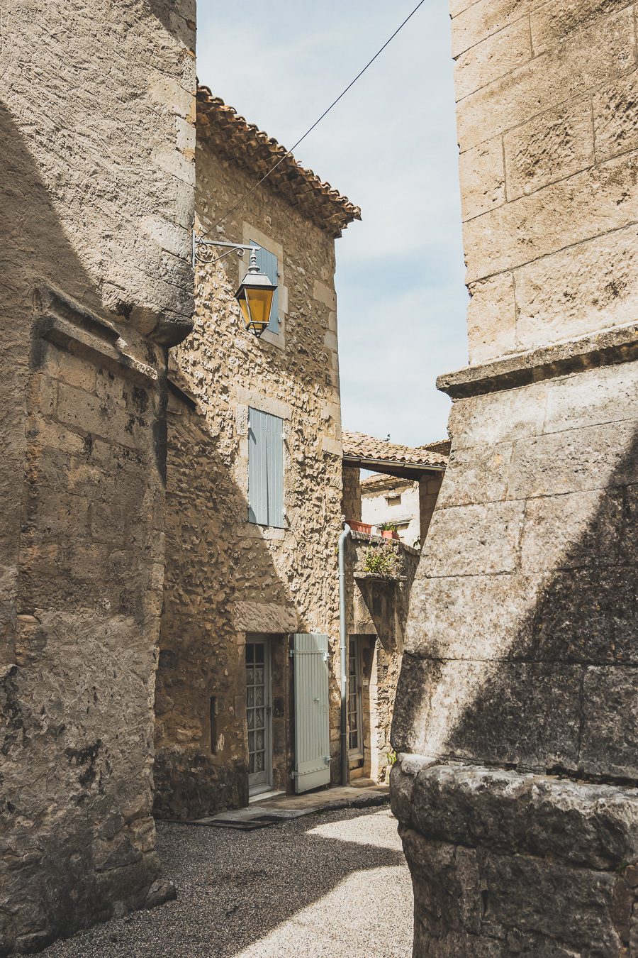 Face à la beauté spectaculaire de la campagne, la Drôme Provençale est une région dynamique du sud de la France. Des marchés animés de Nyons aux villages de montagne de Crest, Buis les Baronnies et Grignan, en passant par les élégants villages de Valréas, Suze la Rousse et Saint-Paul-Trois-Chateaux, la région regorge de trésors culturels, de charmants hameaux et vignobles luxuriants. Partez à la découverte des plus beaux endroits de la Drôme provençale lors d'un road trip en van.