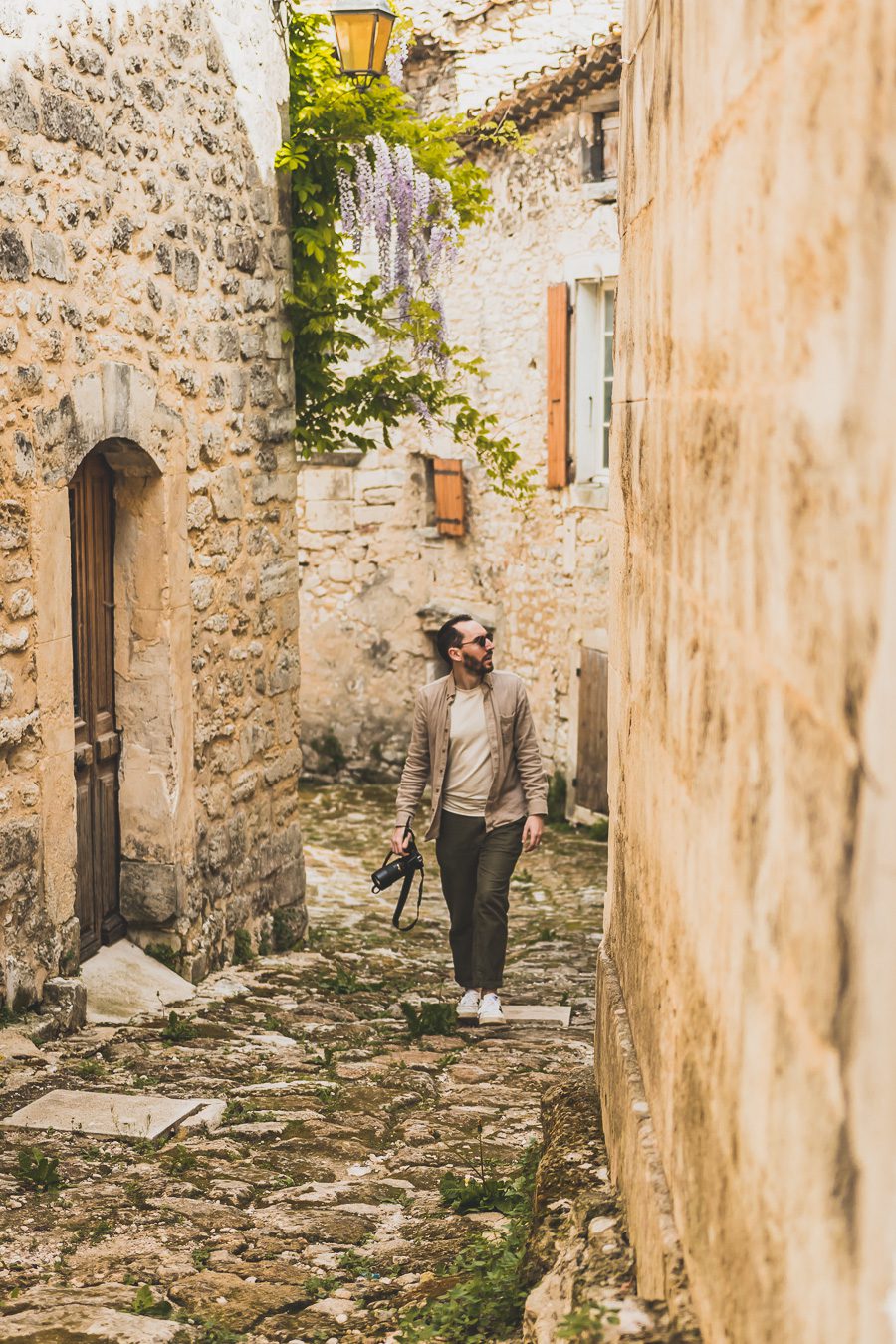 Face à la beauté spectaculaire de la campagne, la Drôme Provençale est une région dynamique du sud de la France. Des marchés animés de Nyons aux villages de montagne de Crest, Buis les Baronnies et Grignan, en passant par les élégants villages de Valréas, Suze la Rousse et Saint-Paul-Trois-Chateaux, la région regorge de trésors culturels, de charmants hameaux et vignobles luxuriants. Partez à la découverte des plus beaux endroits de la Drôme provençale lors d'un road trip en van.