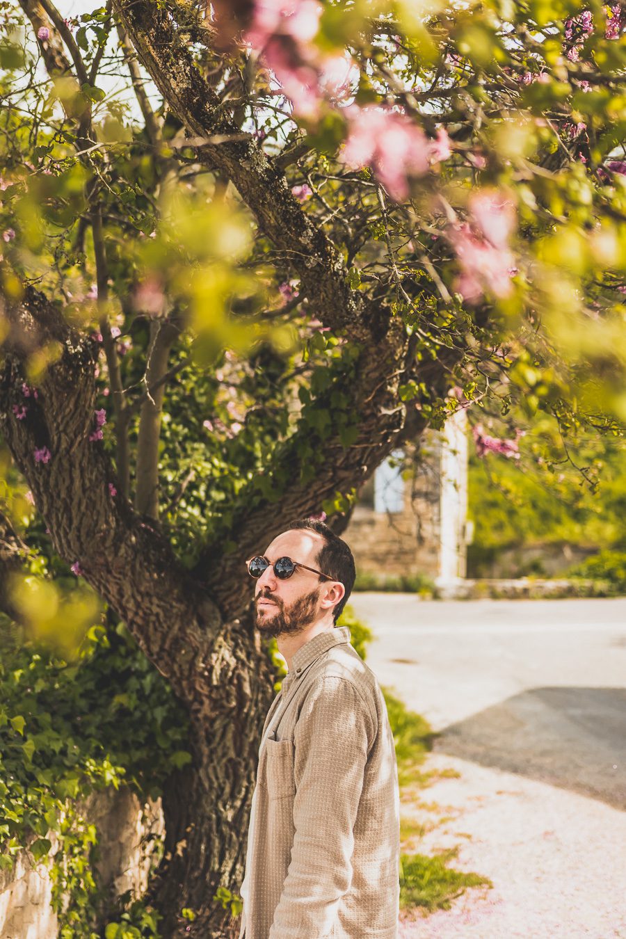 Face à la beauté spectaculaire de la campagne, la Drôme Provençale est une région dynamique du sud de la France. Des marchés animés de Nyons aux villages de montagne de Crest, Buis les Baronnies et Grignan, en passant par les élégants villages de Valréas, Suze la Rousse et Saint-Paul-Trois-Chateaux, la région regorge de trésors culturels, de charmants hameaux et vignobles luxuriants. Partez à la découverte des plus beaux endroits de la Drôme provençale lors d'un road trip en van.