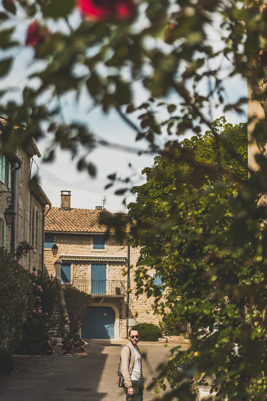 Face à la beauté spectaculaire de la campagne, la Drôme Provençale est une région dynamique du sud de la France. Des marchés animés de Nyons aux villages de montagne de Crest, Buis les Baronnies et Grignan, en passant par les élégants villages de Valréas, Suze la Rousse et Saint-Paul-Trois-Chateaux, la région regorge de trésors culturels, de charmants hameaux et vignobles luxuriants. Partez à la découverte des plus beaux endroits de la Drôme provençale lors d'un road trip en van.