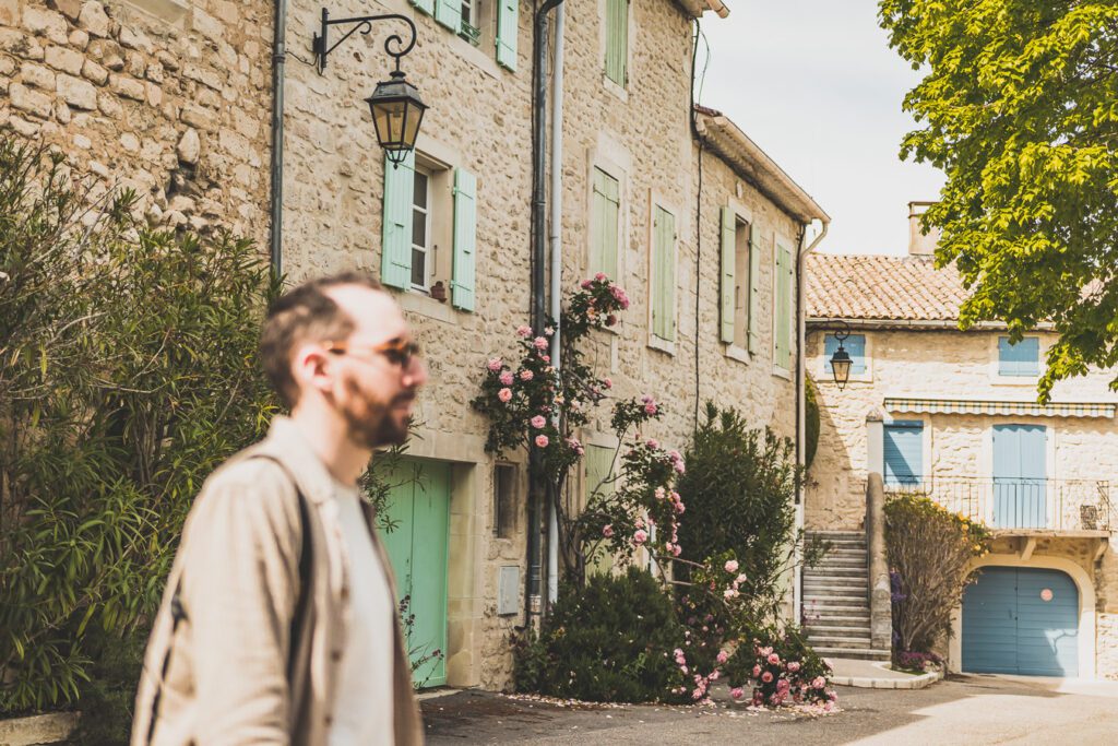 Face à la beauté spectaculaire de la campagne, la Drôme Provençale est une région dynamique du sud de la France. Des marchés animés de Nyons aux villages de montagne de Crest, Buis les Baronnies et Grignan, en passant par les élégants villages de Valréas, Suze la Rousse et Saint-Paul-Trois-Chateaux, la région regorge de trésors culturels, de charmants hameaux et vignobles luxuriants. Partez à la découverte des plus beaux endroits de la Drôme provençale lors d'un road trip en van.