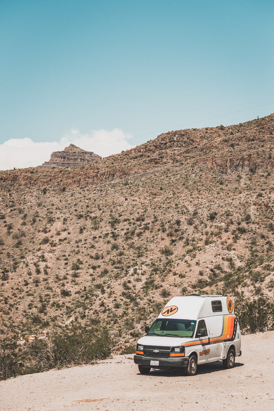 Pensez à la location d'un van aux USA. Vous pourrez ainsi explorer les États-Unis dans votre maison loin de chez vous, lors d'un road trip dans l'ouest américain. Vous découvrirez ainsi Yellowstone, Grand Teton, Las Vegas, Palm Springs et bien d'autres endroits uniques... Que vous recherchiez une escapade romantique ou une aventure passionnante en famille, la location de van aux États-Unis peut vous aider à faire de votre voyage un moment inoubliable. Voyage en van / Road trip ouest américain 