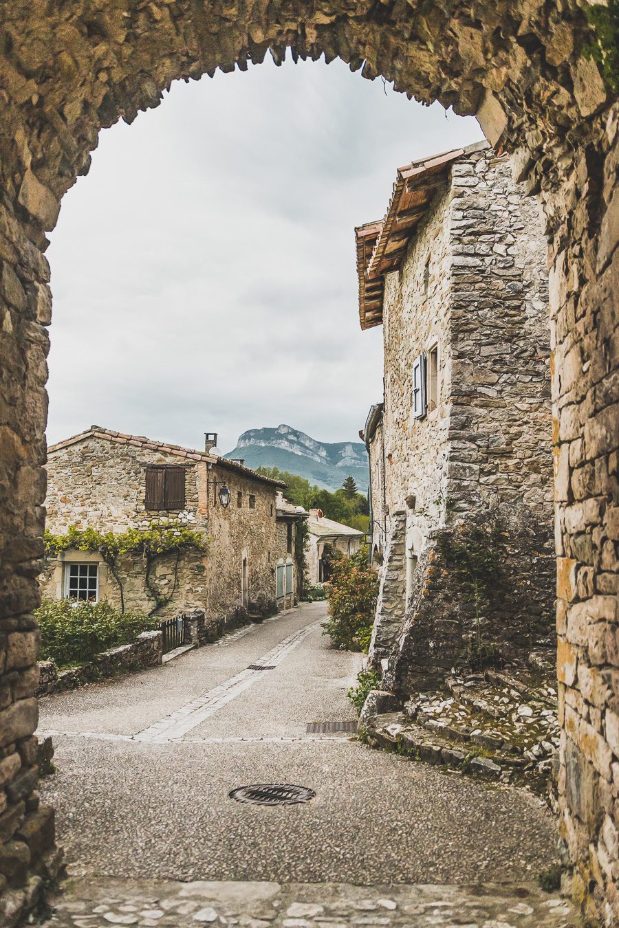 Face à la beauté spectaculaire de la campagne, la Drôme Provençale est une région dynamique du sud de la France. Des marchés animés de Nyons aux villages de montagne de Crest, Buis les Baronnies et Grignan, en passant par les élégants villages de Valréas, Suze la Rousse et Saint-Paul-Trois-Chateaux, la région regorge de trésors culturels, de charmants hameaux et vignobles luxuriants. Partez à la découverte des plus beaux endroits de la Drôme provençale lors d'un road trip en van.