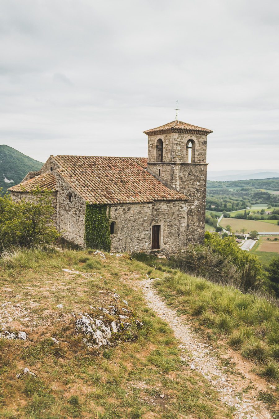 Face à la beauté spectaculaire de la campagne, la Drôme Provençale est une région dynamique du sud de la France. Des marchés animés de Nyons aux villages de montagne de Crest, Buis les Baronnies et Grignan, en passant par les élégants villages de Valréas, Suze la Rousse et Saint-Paul-Trois-Chateaux, la région regorge de trésors culturels, de charmants hameaux et vignobles luxuriants. Partez à la découverte des plus beaux endroits de la Drôme provençale lors d'un road trip en van.