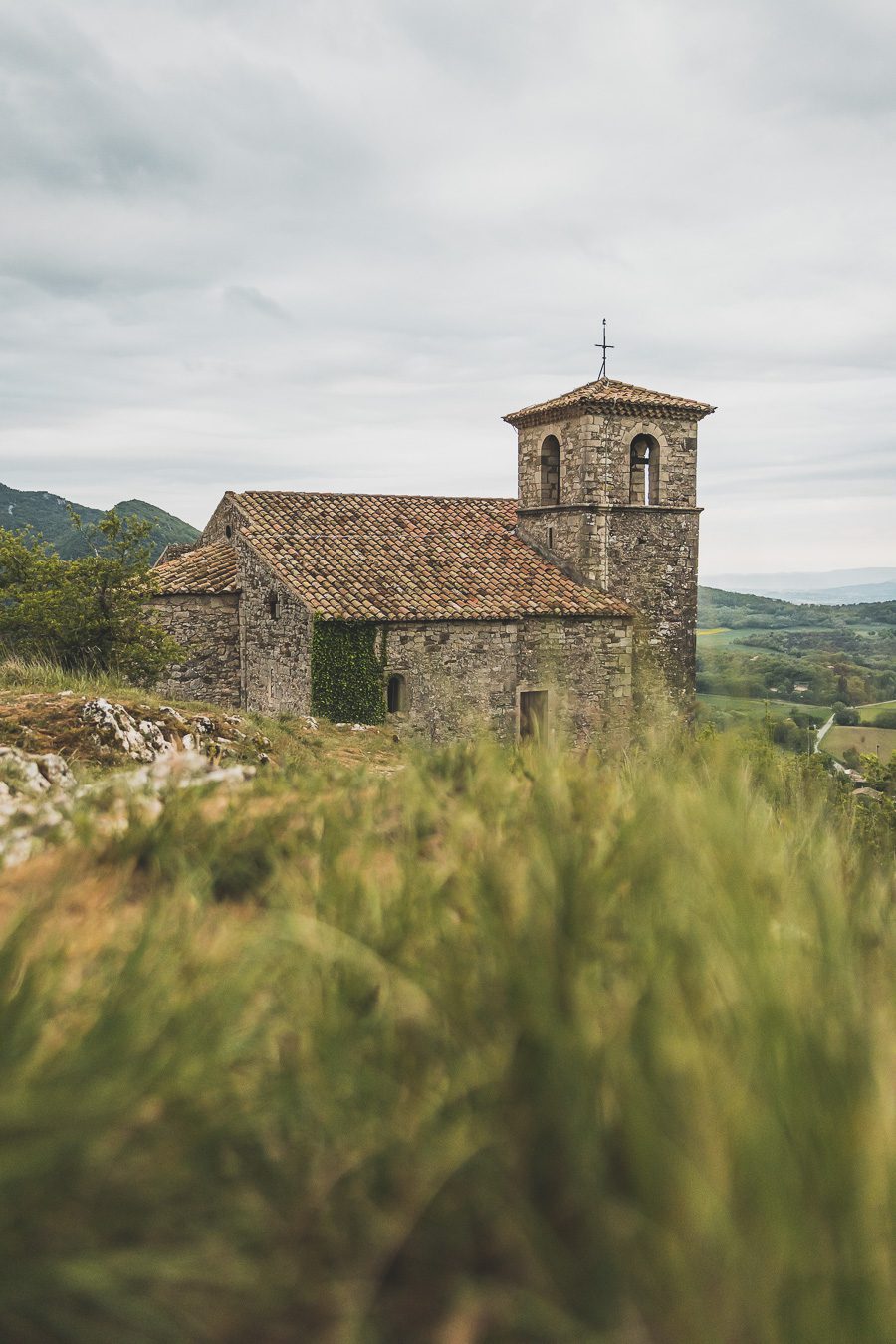 Face à la beauté spectaculaire de la campagne, la Drôme Provençale est une région dynamique du sud de la France. Des marchés animés de Nyons aux villages de montagne de Crest, Buis les Baronnies et Grignan, en passant par les élégants villages de Valréas, Suze la Rousse et Saint-Paul-Trois-Chateaux, la région regorge de trésors culturels, de charmants hameaux et vignobles luxuriants. Partez à la découverte des plus beaux endroits de la Drôme provençale lors d'un road trip en van.