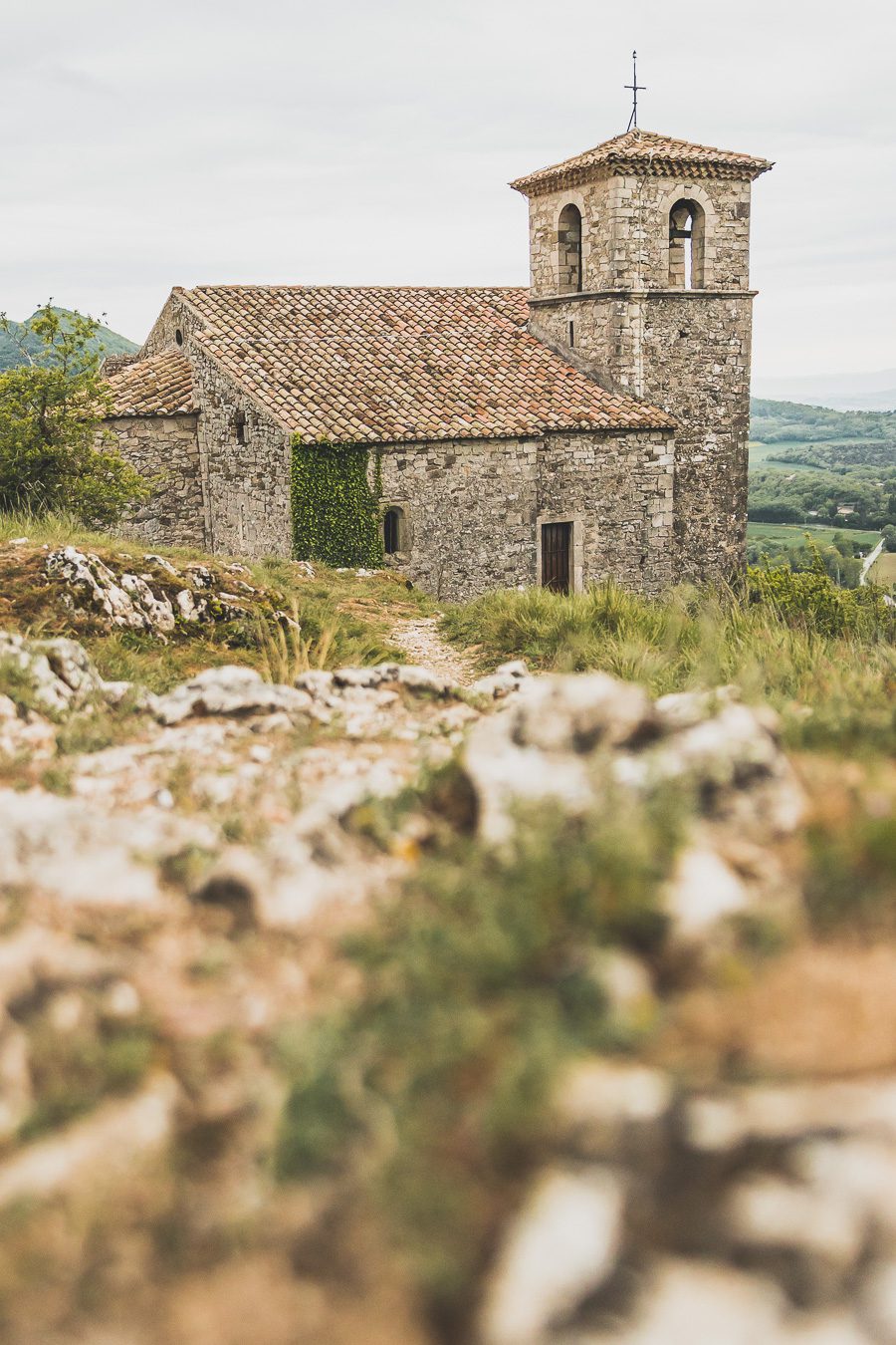 Face à la beauté spectaculaire de la campagne, la Drôme Provençale est une région dynamique du sud de la France. Des marchés animés de Nyons aux villages de montagne de Crest, Buis les Baronnies et Grignan, en passant par les élégants villages de Valréas, Suze la Rousse et Saint-Paul-Trois-Chateaux, la région regorge de trésors culturels, de charmants hameaux et vignobles luxuriants. Partez à la découverte des plus beaux endroits de la Drôme provençale lors d'un road trip en van.