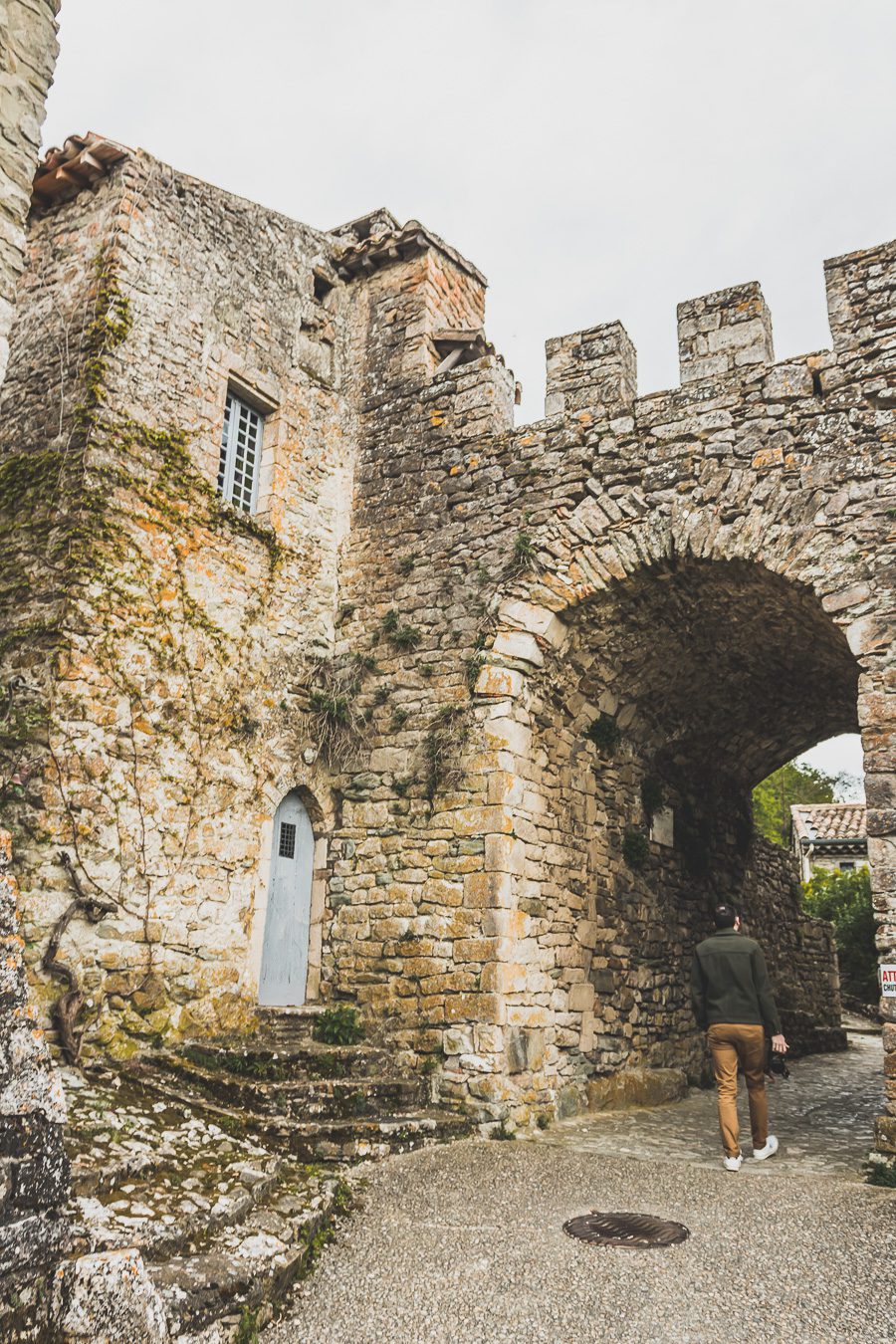 Face à la beauté spectaculaire de la campagne, la Drôme Provençale est une région dynamique du sud de la France. Des marchés animés de Nyons aux villages de montagne de Crest, Buis les Baronnies et Grignan, en passant par les élégants villages de Valréas, Suze la Rousse et Saint-Paul-Trois-Chateaux, la région regorge de trésors culturels, de charmants hameaux et vignobles luxuriants. Partez à la découverte des plus beaux endroits de la Drôme provençale lors d'un road trip en van.