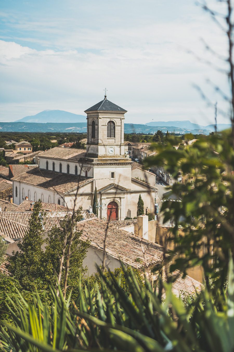 Face à la beauté spectaculaire de la campagne, la Drôme Provençale est une région dynamique du sud de la France. Des marchés animés de Nyons aux villages de montagne de Crest, Buis les Baronnies et Grignan, en passant par les élégants villages de Valréas, Suze la Rousse et Saint-Paul-Trois-Chateaux, la région regorge de trésors culturels, de charmants hameaux et vignobles luxuriants. Partez à la découverte des plus beaux endroits de la Drôme provençale lors d'un road trip en van.