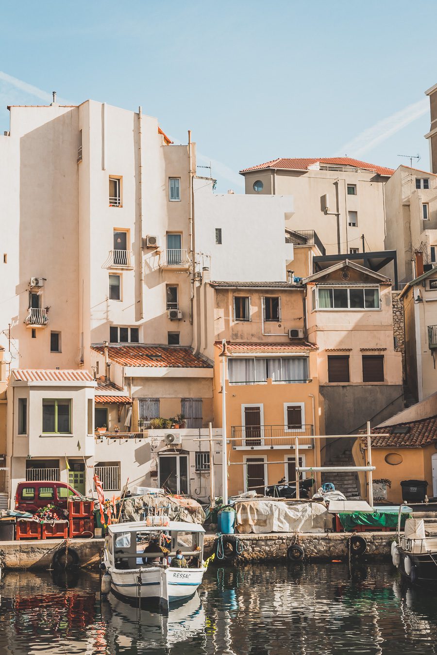 Voici un guide pour passer un week end à Marseille. Marseille est la destination idéale, offrant des paysages époustouflants, une cuisine délicieuse... Qu'il s'agisse d'explorer la riche culture de la ville, de se détendre sur ses plages immaculées ou de goûter à certains de ses plats de renommée mondiale, il y en a pour tous les goûts dans cette ville portuaire animée. Alors faites vos valises et préparez-vous pour un week end à Marseille que vous n'oublierez pas de sitôt.