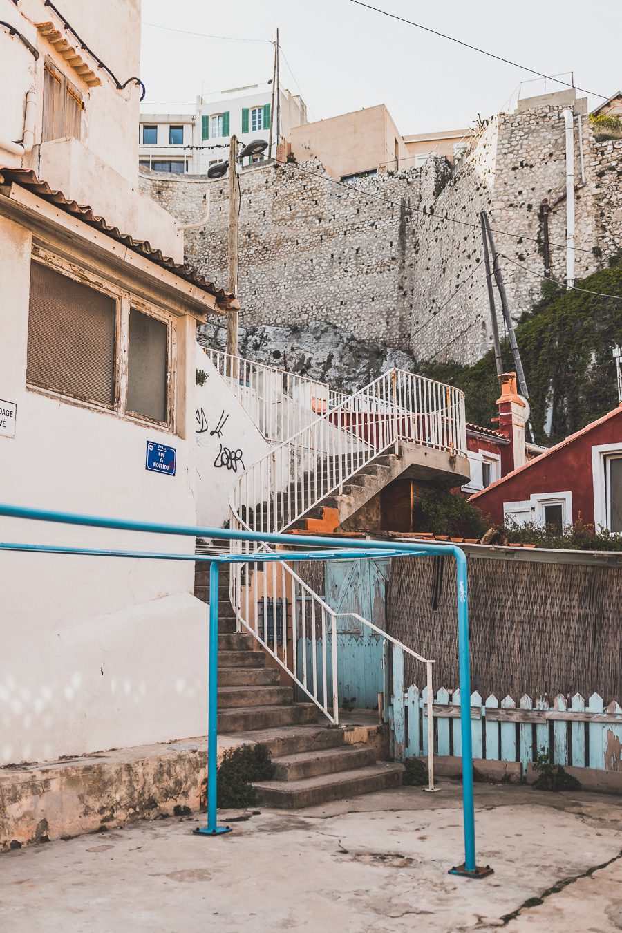 Voici un guide pour passer un week end à Marseille. Marseille est la destination idéale, offrant des paysages époustouflants, une cuisine délicieuse... Qu'il s'agisse d'explorer la riche culture de la ville, de se détendre sur ses plages immaculées ou de goûter à certains de ses plats de renommée mondiale, il y en a pour tous les goûts dans cette ville portuaire animée. Alors faites vos valises et préparez-vous pour un week end à Marseille que vous n'oublierez pas de sitôt.