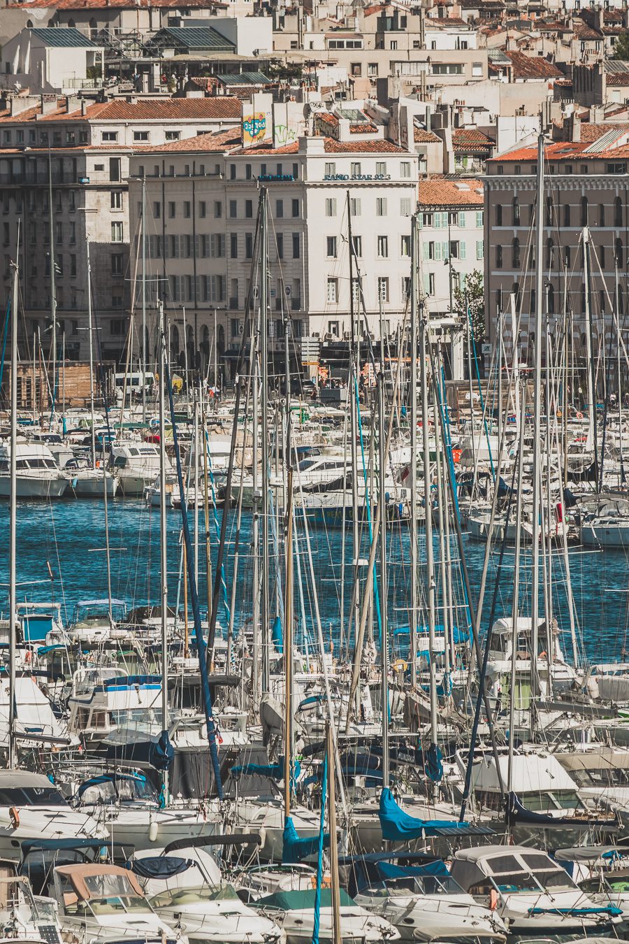 Voici un guide pour passer un week end à Marseille. Marseille est la destination idéale, offrant des paysages époustouflants, une cuisine délicieuse... Qu'il s'agisse d'explorer la riche culture de la ville, de se détendre sur ses plages immaculées ou de goûter à certains de ses plats de renommée mondiale, il y en a pour tous les goûts dans cette ville portuaire animée. Alors faites vos valises et préparez-vous pour un week end à Marseille que vous n'oublierez pas de sitôt.
