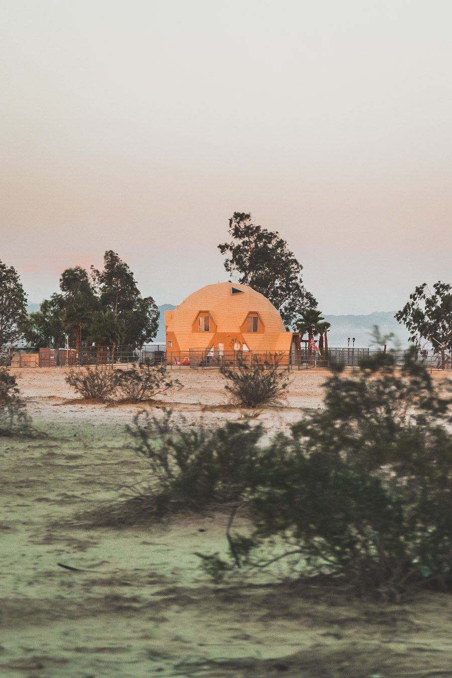 Pensez à la location d'un van aux USA. Vous pourrez ainsi explorer les États-Unis dans votre maison loin de chez vous, lors d'un road trip dans l'ouest américain. Vous découvrirez ainsi Yellowstone, Grand Teton, Las Vegas, Palm Springs et bien d'autres endroits uniques... Que vous recherchiez une escapade romantique ou une aventure passionnante en famille, la location de van aux États-Unis peut vous aider à faire de votre voyage un moment inoubliable. Voyage en van / Road trip ouest américain 