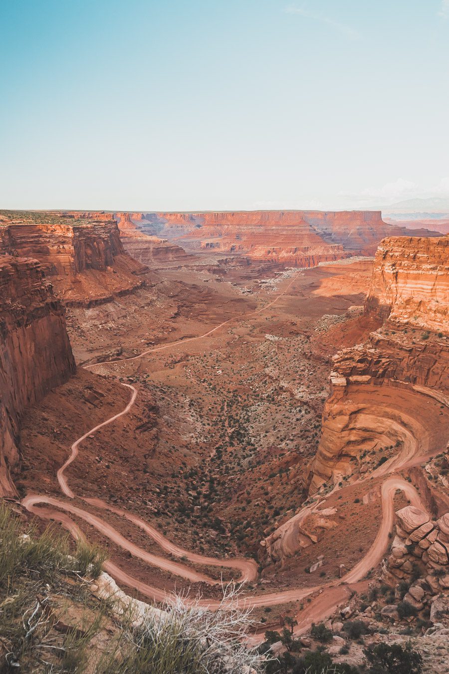 Pensez à la location d'un van aux USA. Vous pourrez ainsi explorer les États-Unis dans votre maison loin de chez vous, lors d'un road trip dans l'ouest américain. Vous découvrirez ainsi Yellowstone, Grand Teton, Las Vegas, Palm Springs et bien d'autres endroits uniques... Que vous recherchiez une escapade romantique ou une aventure passionnante en famille, la location de van aux États-Unis peut vous aider à faire de votre voyage un moment inoubliable. Voyage en van / Road trip ouest américain 