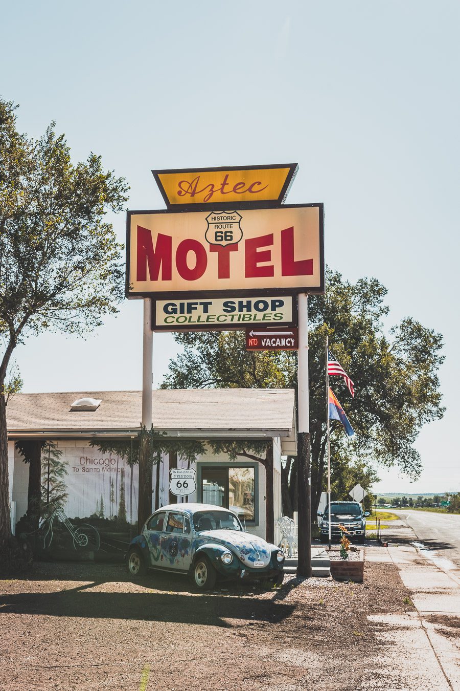 Pensez à la location d'un van aux USA. Vous pourrez ainsi explorer les États-Unis dans votre maison loin de chez vous, lors d'un road trip dans l'ouest américain. Vous découvrirez ainsi Yellowstone, Grand Teton, Las Vegas, Palm Springs et bien d'autres endroits uniques... Que vous recherchiez une escapade romantique ou une aventure passionnante en famille, la location de van aux États-Unis peut vous aider à faire de votre voyage un moment inoubliable. Voyage en van / Road trip ouest américain 