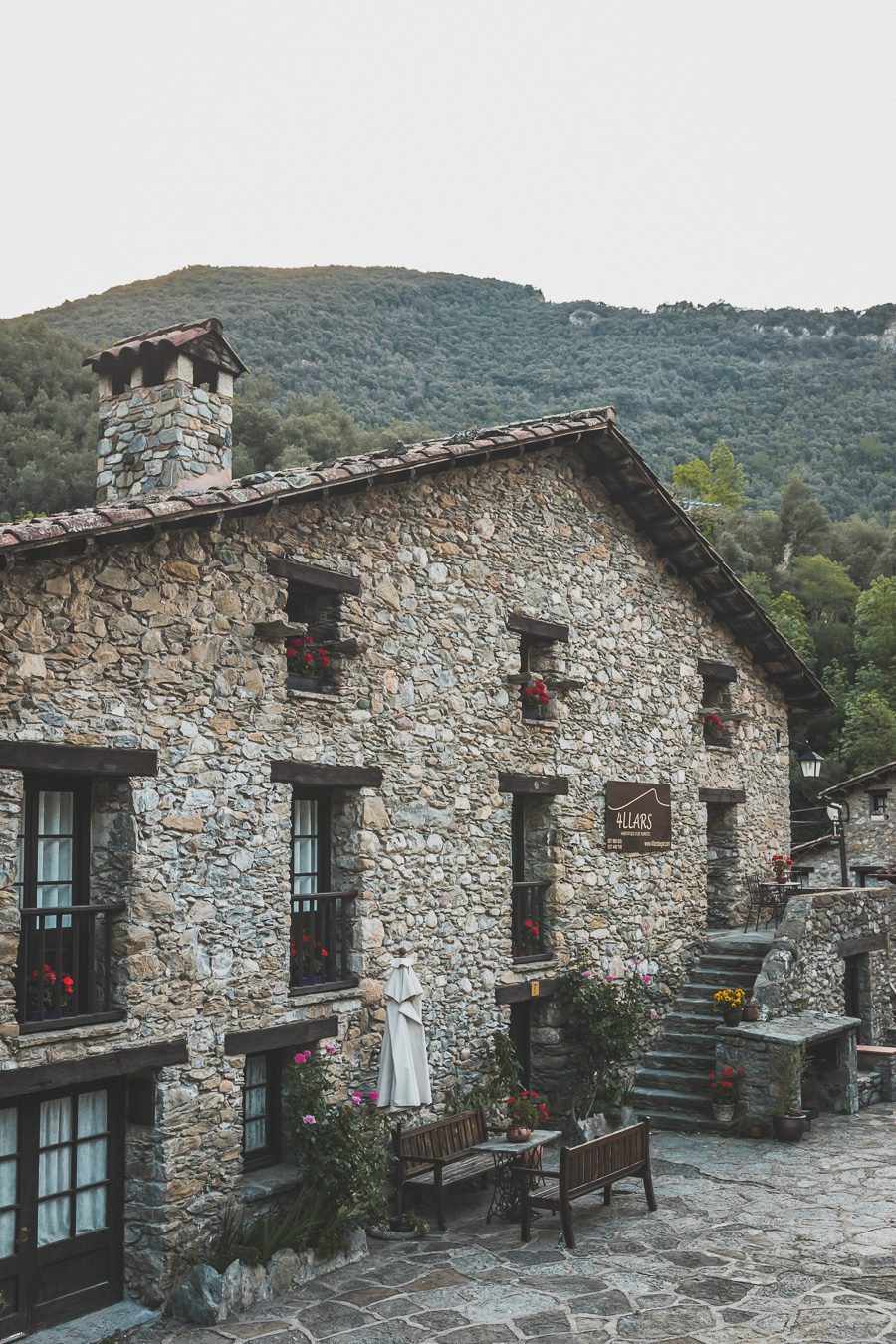 Découvrez le parc naturel de la zone volcanique de la Garrotxa, une destination de rêve pour vos vacances en Europe ! Partez en road trip à la découverte de paysages époustouflants et de villages pittoresques. Explorez les beaux villages d'Espagne, imprégnez-vous de la culture catalane et laissez-vous charmer par la douceur de vivre. Alors, prêt à vivre une expérience inoubliable ? Organisez dès maintenant votre prochain voyage en Catalogne et profitez de la beauté de la Garrotxa.