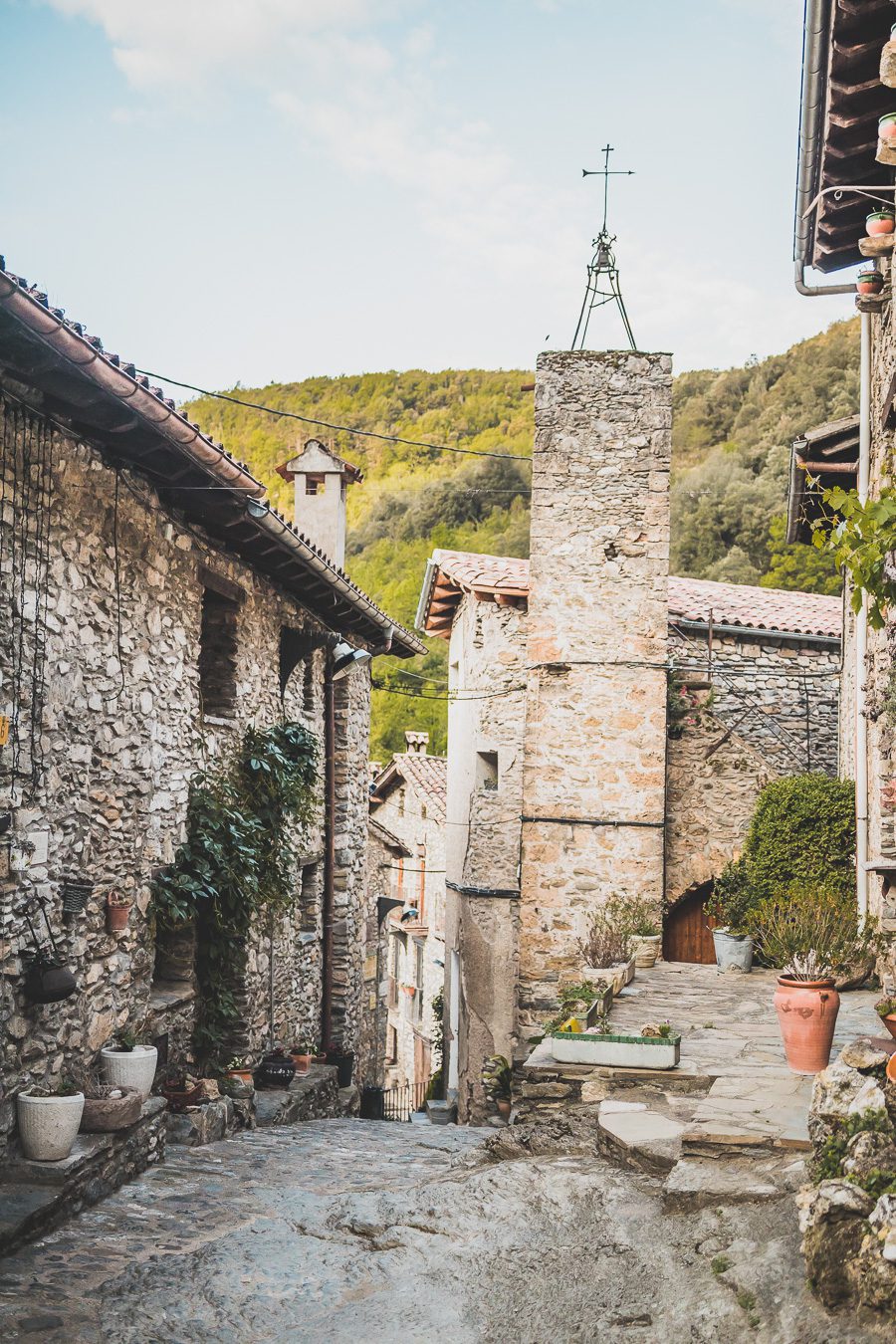 Découvrez le parc naturel de la zone volcanique de la Garrotxa, une destination de rêve pour vos vacances en Europe ! Partez en road trip à la découverte de paysages époustouflants et de villages pittoresques. Explorez les beaux villages d'Espagne, imprégnez-vous de la culture catalane et laissez-vous charmer par la douceur de vivre. Alors, prêt à vivre une expérience inoubliable ? Organisez dès maintenant votre prochain voyage en Catalogne et profitez de la beauté de la Garrotxa.