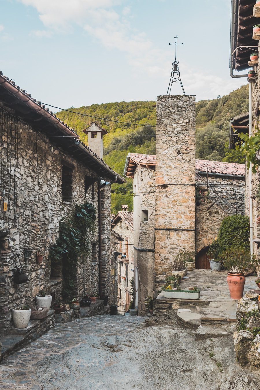 Découvrez le parc naturel de la zone volcanique de la Garrotxa, une destination de rêve pour vos vacances en Europe ! Partez en road trip à la découverte de paysages époustouflants et de villages pittoresques. Explorez les beaux villages d'Espagne, imprégnez-vous de la culture catalane et laissez-vous charmer par la douceur de vivre. Alors, prêt à vivre une expérience inoubliable ? Organisez dès maintenant votre prochain voyage en Catalogne et profitez de la beauté de la Garrotxa.