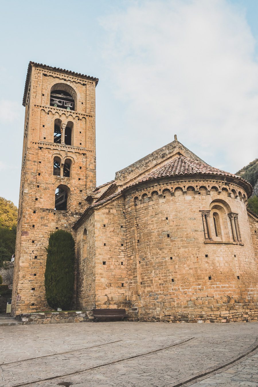 Découvrez le parc naturel de la zone volcanique de la Garrotxa, une destination de rêve pour vos vacances en Europe ! Partez en road trip à la découverte de paysages époustouflants et de villages pittoresques. Explorez les beaux villages d'Espagne, imprégnez-vous de la culture catalane et laissez-vous charmer par la douceur de vivre. Alors, prêt à vivre une expérience inoubliable ? Organisez dès maintenant votre prochain voyage en Catalogne et profitez de la beauté de la Garrotxa.