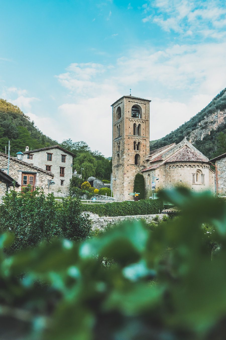 Découvrez le parc naturel de la zone volcanique de la Garrotxa, une destination de rêve pour vos vacances en Europe ! Partez en road trip à la découverte de paysages époustouflants et de villages pittoresques. Explorez les beaux villages d'Espagne, imprégnez-vous de la culture catalane et laissez-vous charmer par la douceur de vivre. Alors, prêt à vivre une expérience inoubliable ? Organisez dès maintenant votre prochain voyage en Catalogne et profitez de la beauté de la Garrotxa.