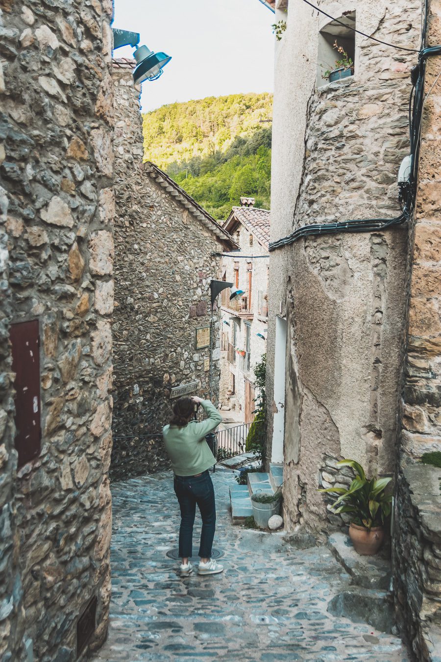 Découvrez le parc naturel de la zone volcanique de la Garrotxa, une destination de rêve pour vos vacances en Europe ! Partez en road trip à la découverte de paysages époustouflants et de villages pittoresques. Explorez les beaux villages d'Espagne, imprégnez-vous de la culture catalane et laissez-vous charmer par la douceur de vivre. Alors, prêt à vivre une expérience inoubliable ? Organisez dès maintenant votre prochain voyage en Catalogne et profitez de la beauté de la Garrotxa.