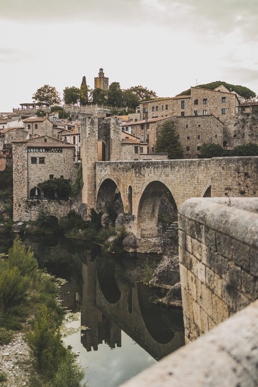 Découvrez le charme pittoresque de Besalú, l'un des plus beaux villages d'Espagne. Niché au cœur de la Catalogne, ce joyau médiéval offre un paysage enchanteur et une ambiance authentique. Partez en road trip à travers l'Espagne et explorez les trésors cachés de la région. Besalu vous séduira par son architecture unique, ses ruelles pavées et ses monuments historiques.