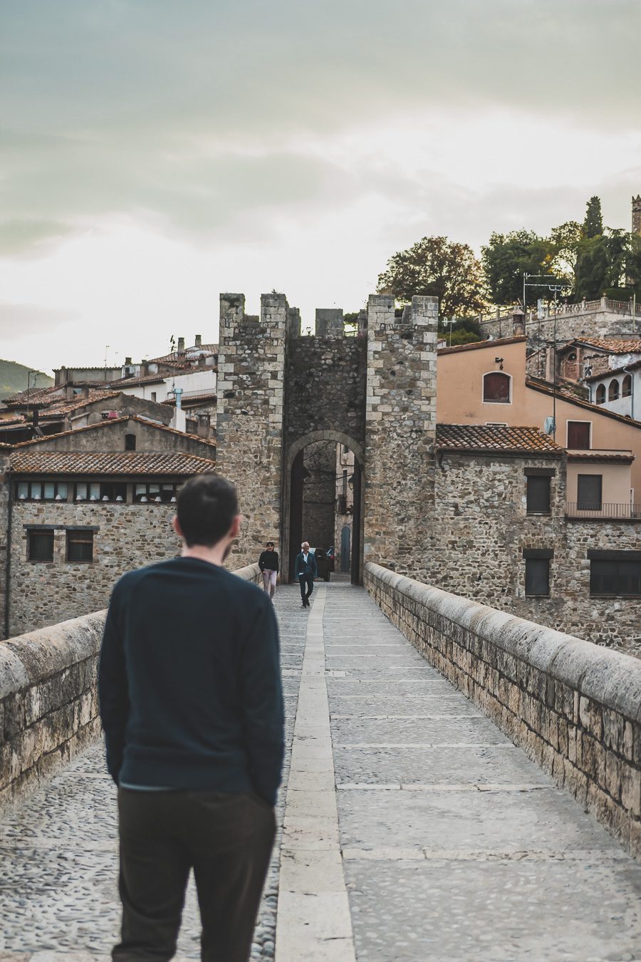 Découvrez le charme pittoresque de Besalú, l'un des plus beaux villages d'Espagne. Niché au cœur de la Catalogne, ce joyau médiéval offre un paysage enchanteur et une ambiance authentique. Partez en road trip à travers l'Espagne et explorez les trésors cachés de la région. Besalu vous séduira par son architecture unique, ses ruelles pavées et ses monuments historiques.