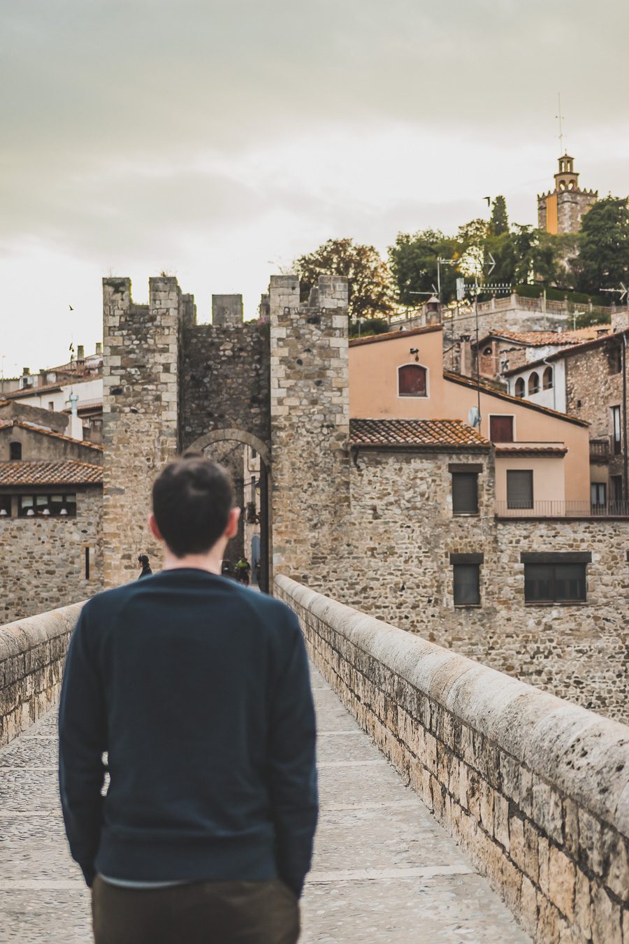 Découvrez le charme pittoresque de Besalú, l'un des plus beaux villages d'Espagne. Niché au cœur de la Catalogne, ce joyau médiéval offre un paysage enchanteur et une ambiance authentique. Partez en road trip à travers l'Espagne et explorez les trésors cachés de la région. Besalu vous séduira par son architecture unique, ses ruelles pavées et ses monuments historiques.